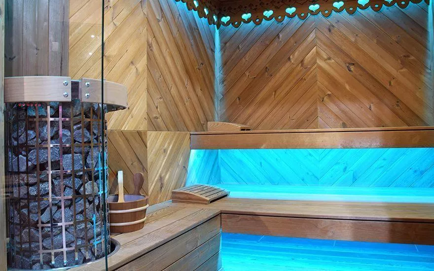 sauna z niebieskim oświetleniem